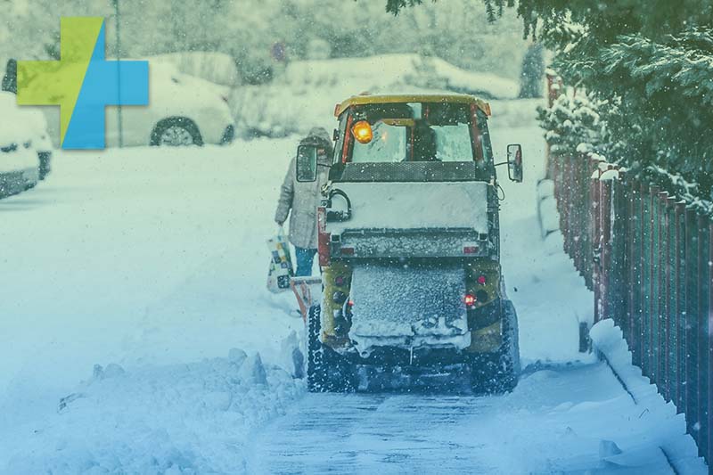 Winterdienst-Fahrzeug räumt eine verschneite Straße in Berlin nach starkem Schneefall